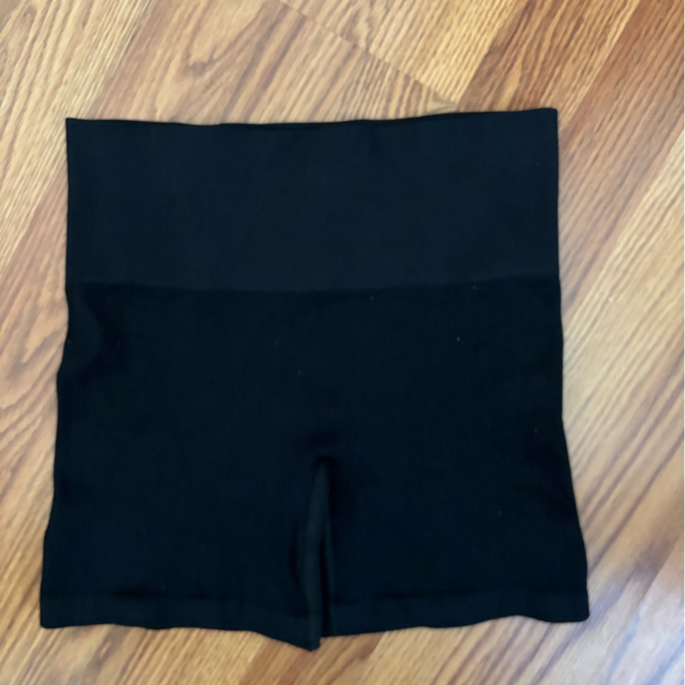 Aritzia, TNA HIGH RISE 5” biker shorts, size small